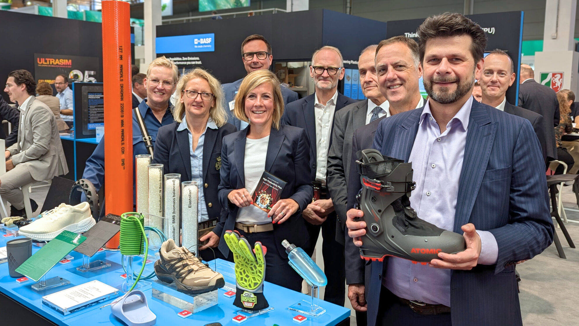 Die Sonderschau „Plastics Shape the Future“ auf der Kunststoffmesse „K 2025“ zeigt Kunststoffprodukte der Zukunft – aus wiederverwertetem Material, nachwachsenden Rohstoffen und zirkulärem Produktdesign © Plastics Europe Deutschland. Link zum Bild: https://plasticseurope.org/de/wp-content/uploads/sites/3/2025/09/Plastics-Shape-the-Future-Exponate-scaled.jpg